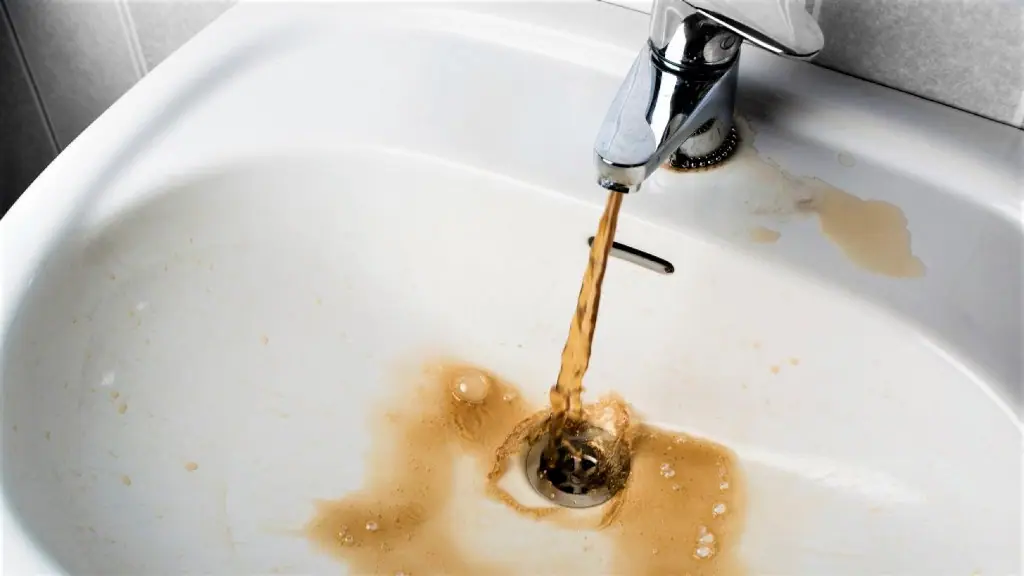 Железо в воде из скважины: признаки, нормы и как убрать
